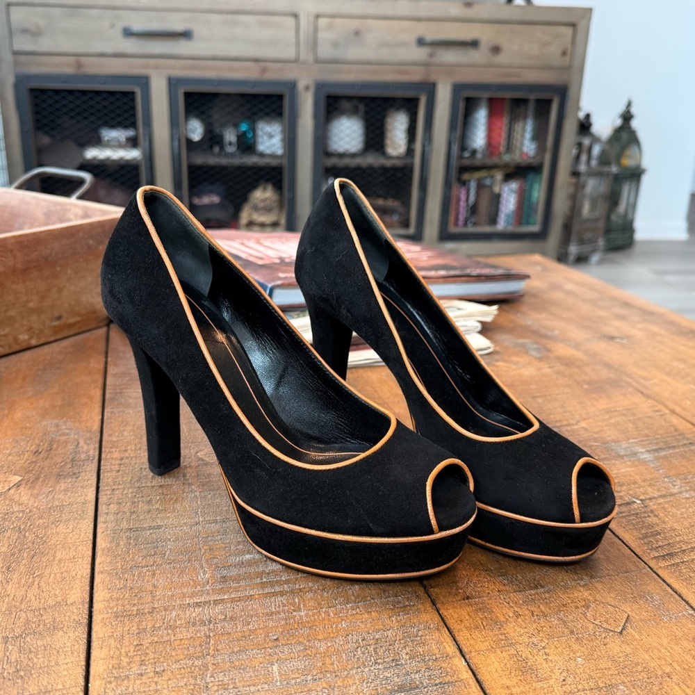 GUCCI Peep Toe Platform Pumps In Black Suede With Gold Leather Piping Detail